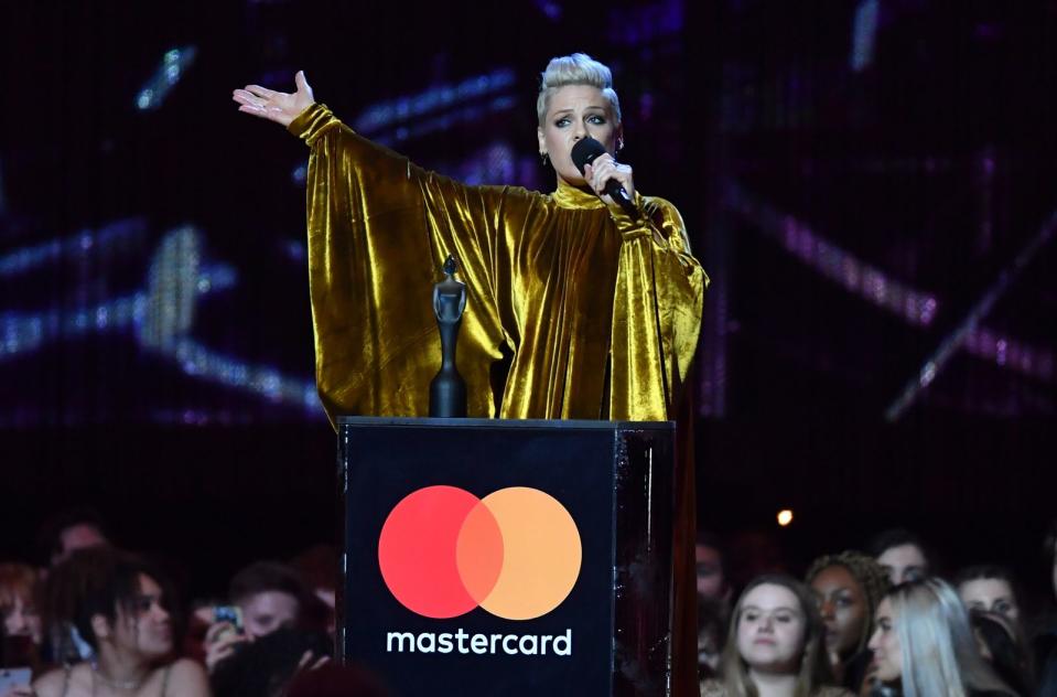 Bei ihrer Dankesrede (sie erhielt den "Brit Award"-Ehrenpreis für besondere Verdienste um die Musik) hingegen zeigte sie sich in einem angemessen goldigen Gewand. (Bild: Gareth Cattermole/Getty Images)