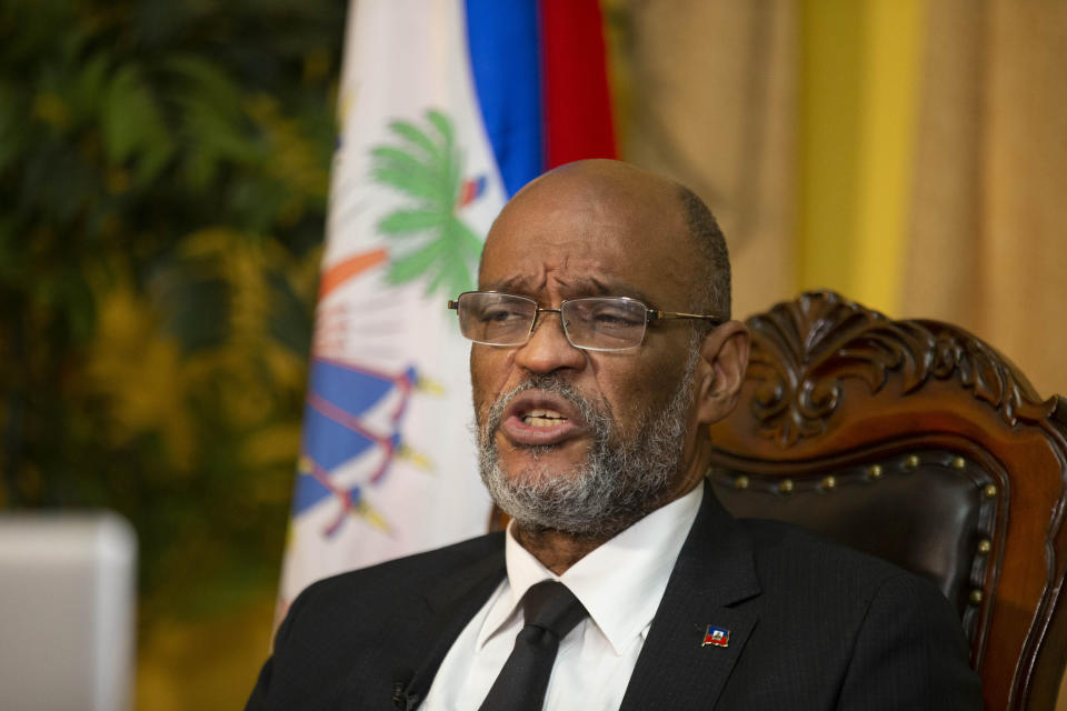 ARCHIVO - El primer ministro haitiano Ariel Henry habla durante una entrevista con Associated Press en su residencia privada en Puerto Príncipe, el martes 28 de septiembre de 2021. (AP Foto/Odelyn Joseph, Archivo)