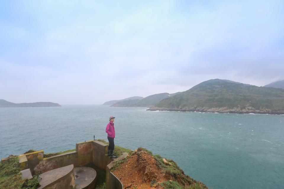 大坵島昔日有軍隊駐守，廢棄碉堡可以遠眺無人島。