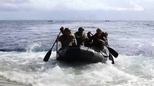 退役海軍人員表示橡皮艇輕加上速度太快，容易翻覆。