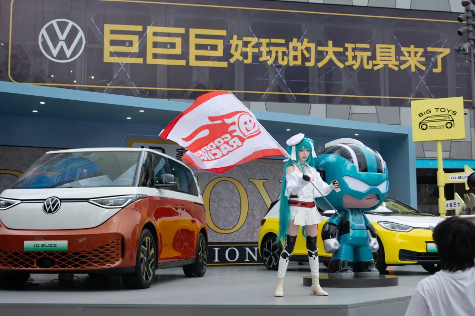 Vista general de la gira por las ciudades de los nuevos ID. Buzz e ID.3 de Saic Volkswagen en exhibición en la calle Huai Hai en Shanghái, China, el 16 de agosto de 2024, durante el primer día de la gira en Shanghái, así como en Pekín, Chengdu y Shenzhen. (Foto de Ying Tang/NurPhoto vía Getty Images)