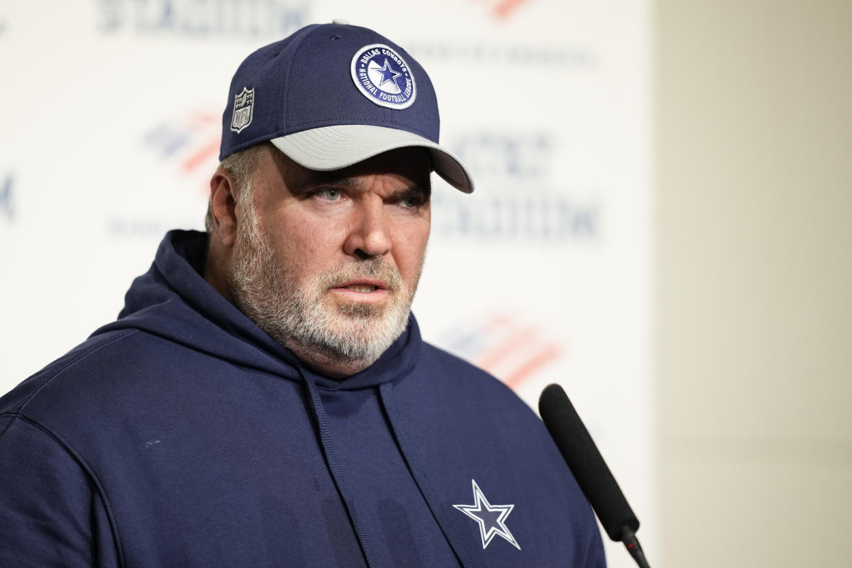 Mike McCarthy, entrenador en jefe de los Cowboys de Dallas, habla con la prensa tras el partido ante los Packers de Green Bay, el domingo 14 de enero de 2024 (AP Foto/Sam Hodde)