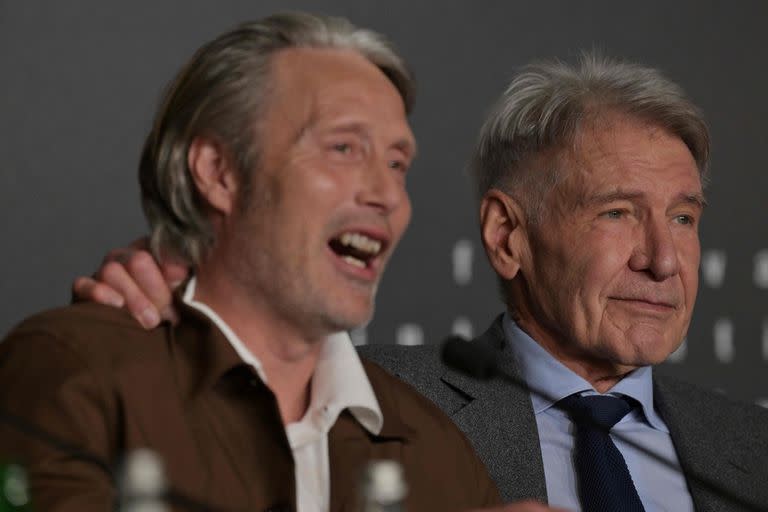 Ford comparte un momento de la conferencia de prensa que ofreció hace algo menos de un mes en Cannes con el actor danés Mads Mikkelsen