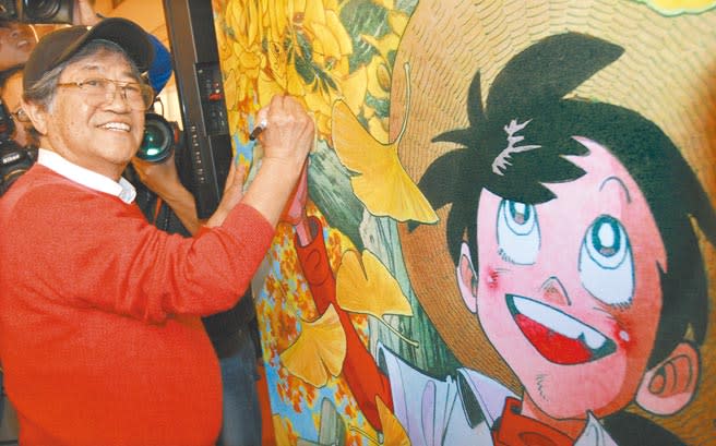 《天才小釣手》矢口高雄過世。圖為2011年他來台參加台北國際書展，特別在畫作旁留下簽名。（本報資料照片）