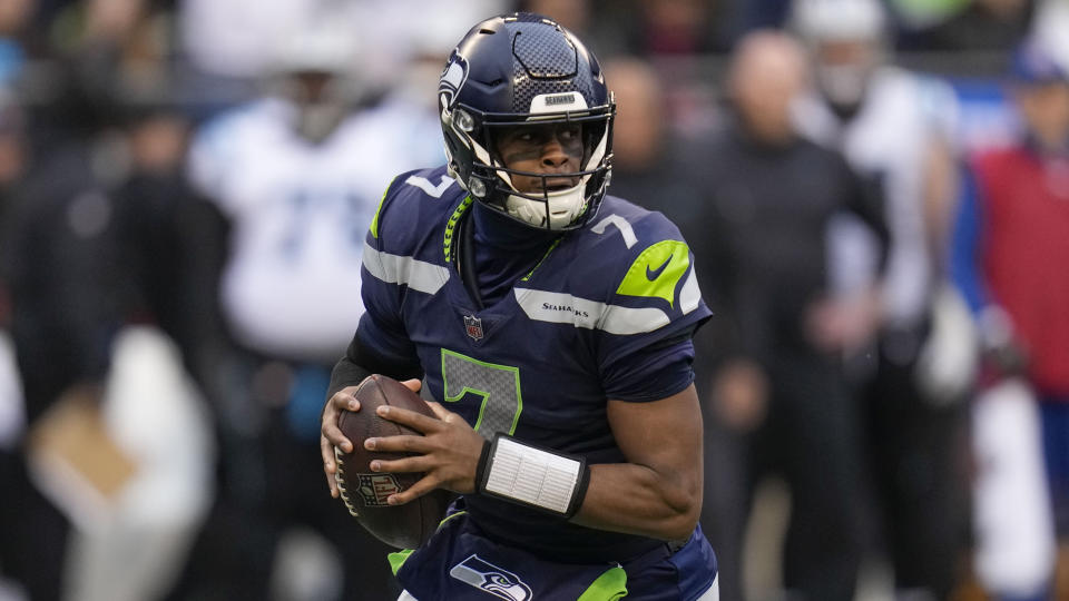 Geno Smith and the Seahawks are trying to prevent the 49ers from clinching the NFC West on Thursday Night Football. (AP Photo/Gregory Bull)