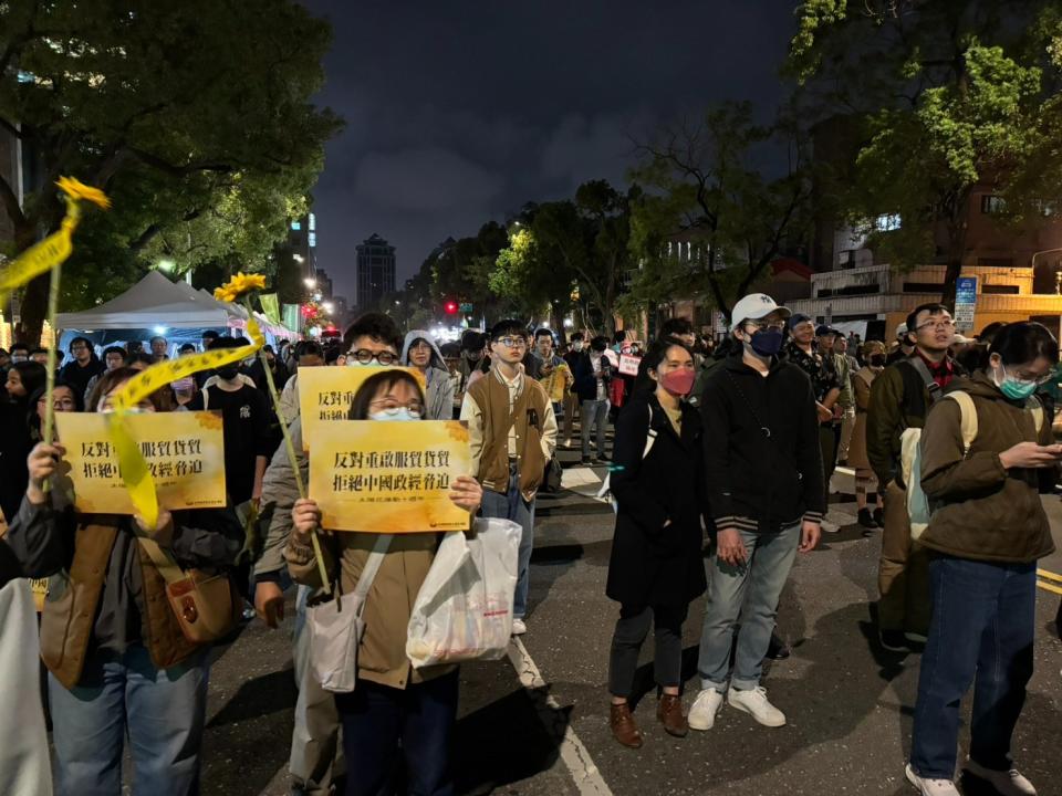 太陽花10周年，公民團體重返立院旁集會。胡家銘攝