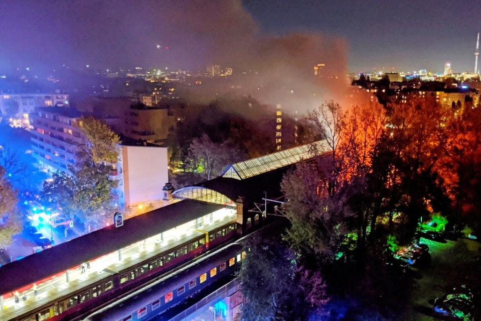 Dabei waren die Umstände äußerst gefährlich, wie ein Feuerwehrsprecher sagte. Vier von rund 700 Fans des SC Freiburg wurden demnach leicht verletzt, drei von ihnen wurden im Krankenhaus wegen einer Rauchgasvergiftung behandelt.<span class="copyright">--- / dpa</span>