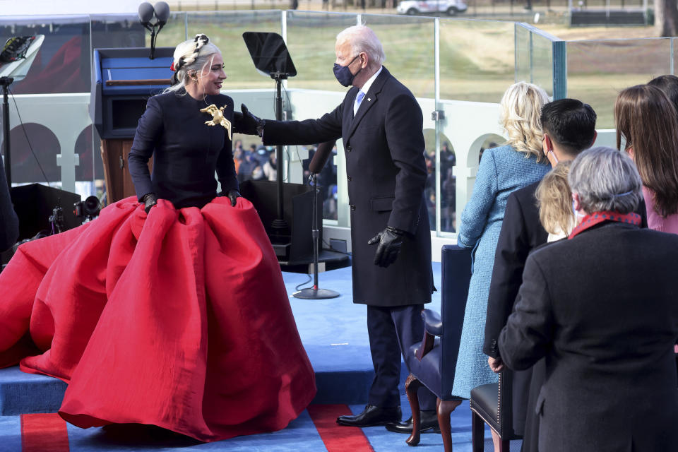 El presidente electo Joe Biden saluda a Lady Gaga durante la ceremonia de investidura frente al Capitolio, en Washington, el miércoles 20 de enero del 2021. (Jonathan Ernst/Pool Photo via AP)