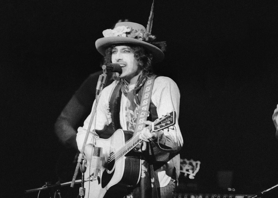 En esta foto del 8 de diciembre de 1975, Bob Dylan da un concierto en el Madison Square Garden de Nueva York. El catálogo completo de canciones de Dylan, que abarca 60 años y está entre los más preciados, junto con el de los Beatles, fue adquirido por Universal Music Publishing Group en un acuerdo cuyos términos financieros no fueron revelados. (AP Foto/Ray Stubblebine, Archivo)