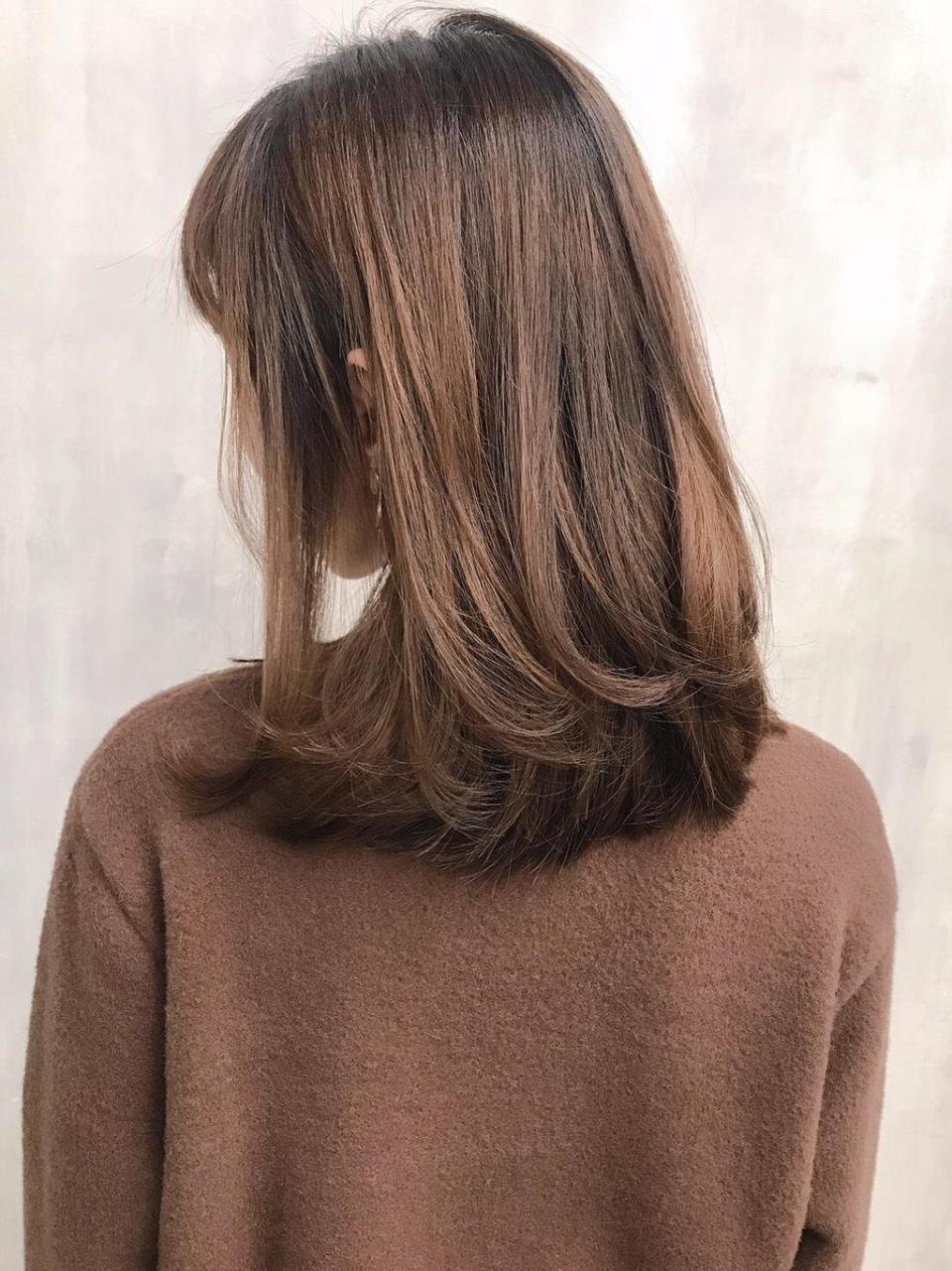 日本女孩人氣款：琥珀棕直髮，髮尾燙出輕柔卷度