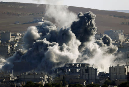 An explosion following an air strike is seen in central Kobani November 9, 2014. Picture taken from the Turkish side of the Turkish-Syrian border. REUTERS/Yannis Behrakis