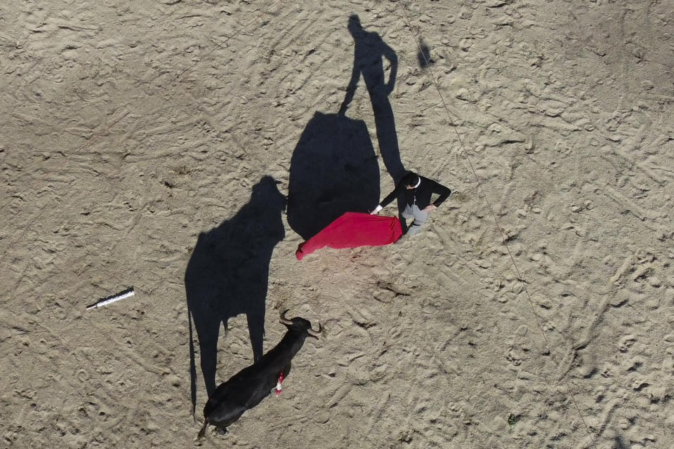 José Luis Vega, aprendiz de torero, realiza un pase en la plaza de toros Hacienda Vista Hermosa, en Villapinzón, Colombia, el sábado 25 de febrero de 2023. (Foto AP/Fernando Vergara)