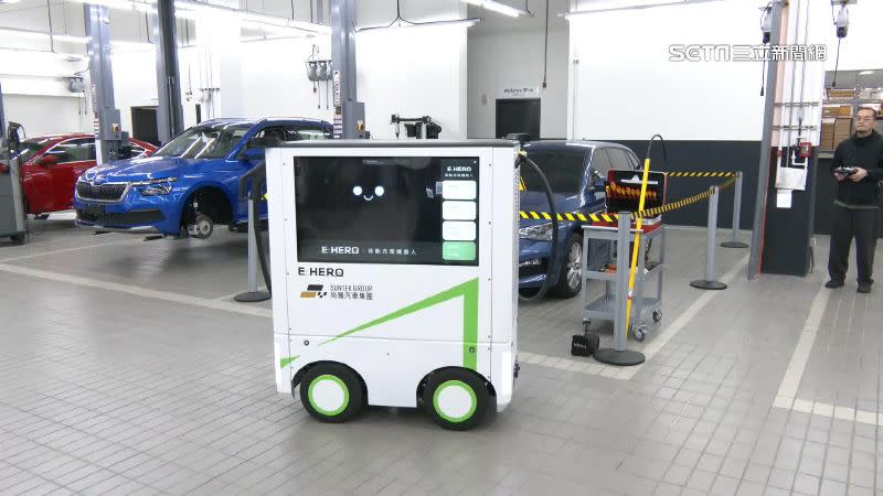 汽車維修間導入「充電機器人」，讓充電空間變得更便利，減少設限。