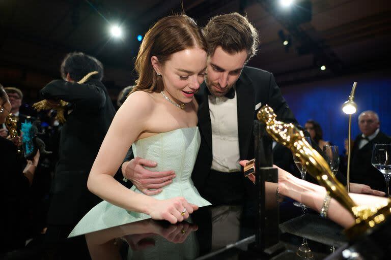 Con su Oscar en la mano, Emma Stone se convirtió en una de las grandes protagonistas de la noche. Ganadora como mejor actriz por su trabajo en Pobres criaturas, la artista no paró de sonreír y festejar la distinción. Tanto la inundó la felicidad que, a diferencia de lo que suele suceder, se mostró muy acaramelada con el comediante y escritor Dave McCary, su esposo