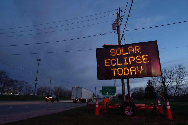 Un cartel anuncia el eclipse solar del 8 de abril de 2024 en Lackawanna, Nueva York.