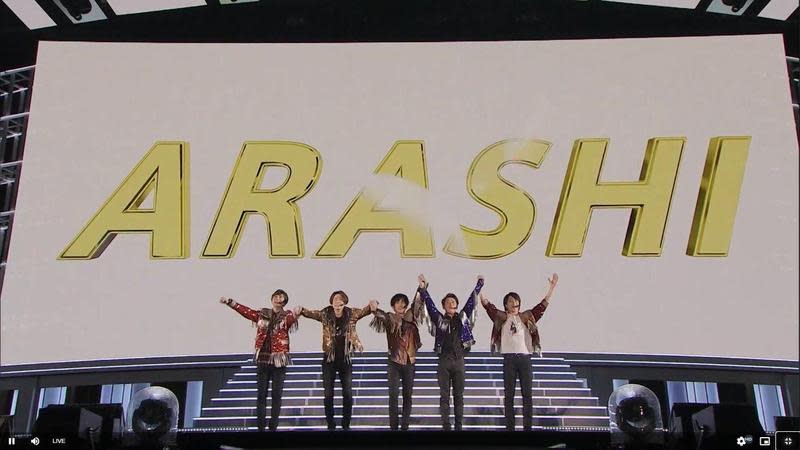 日本傑尼斯男團嵐的出道21週年紀念演唱會以線上直播方式舉行。（網路圖片）