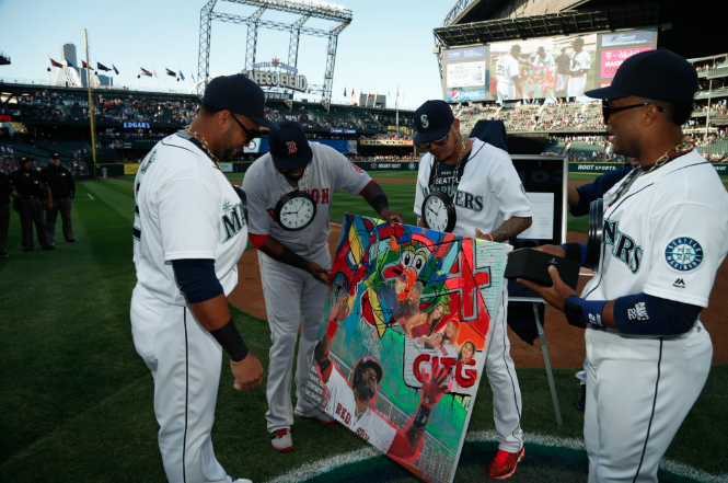 David Ortiz looks at a painting of himself with Robinson Cano, Felix Hernandez, and Nelson Cruz, via @Mariners