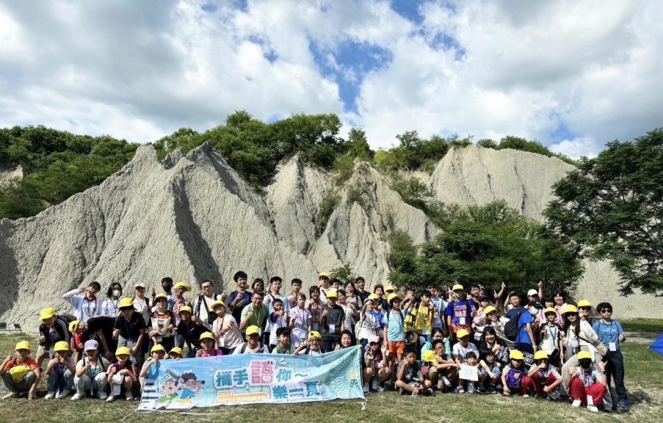 全國中小學聽障夏令營走訪田寮月世界。   圖：高雄市教育局/提供