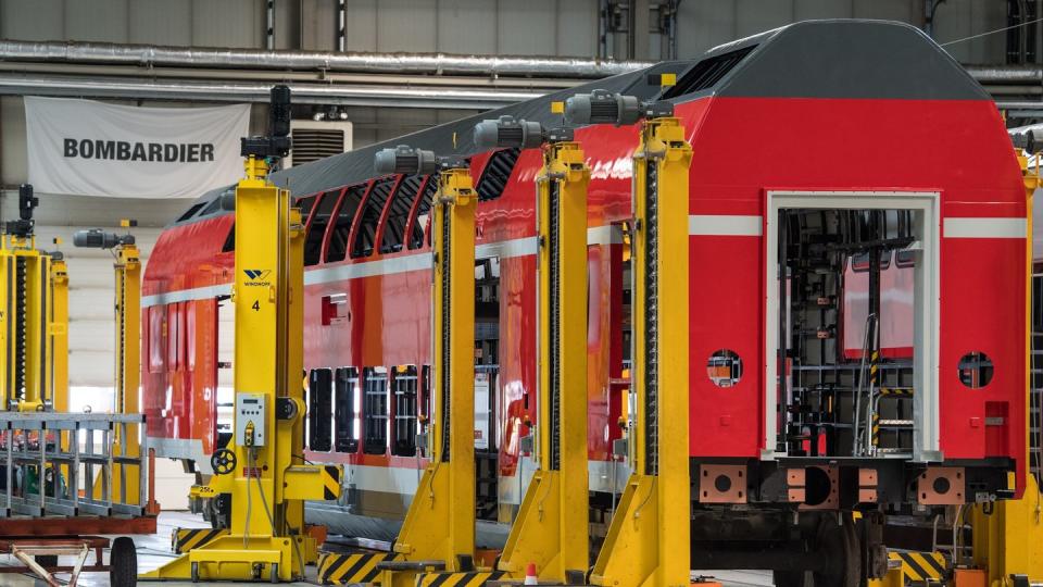 Blick in eine Fertigungshalle für Doppelstockwagen für die Bahn des Unternehmens Bombardier Transportation in Bautzen (Sachsen).