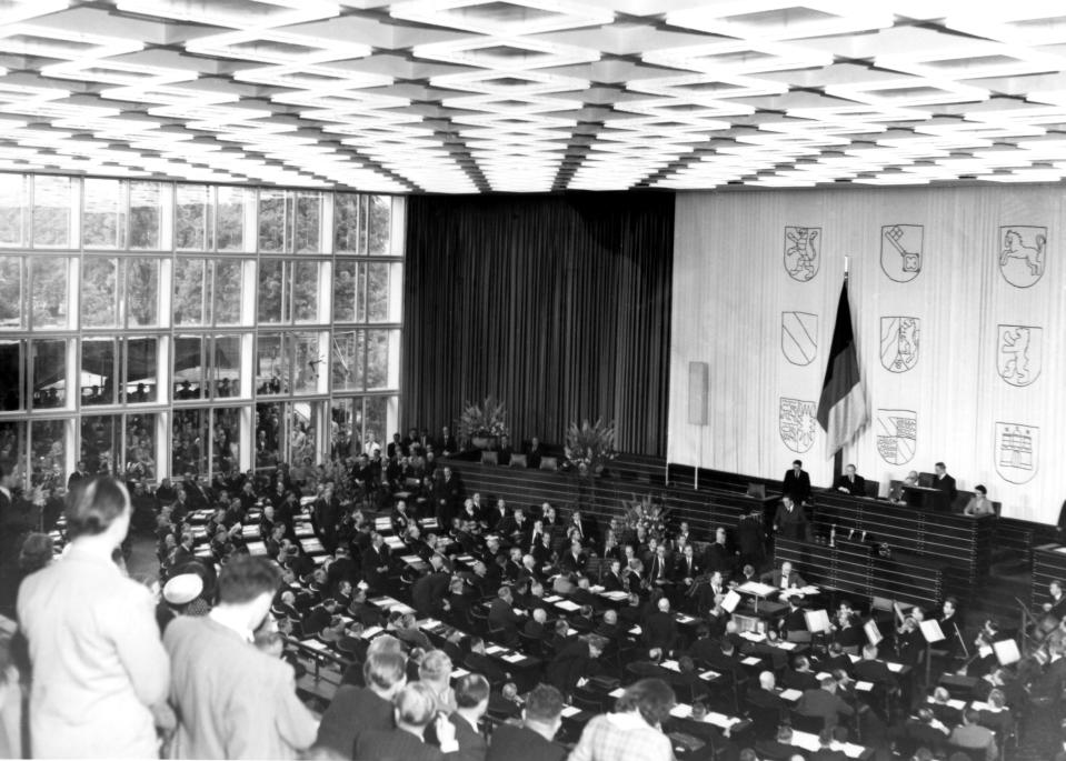 Die konstituierende Sitzung des Bundestags am 7. September 1949 (Bild: AP Photo/Sorsche/Jaeger)