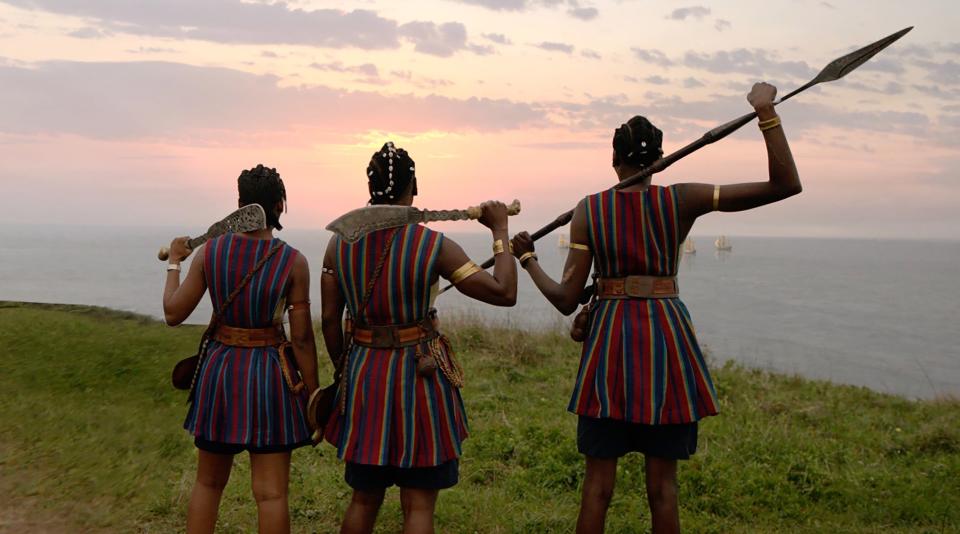 THE WOMAN KING, from left: Thuso Mbedu, Viola Davis, Sheila Atim, 2022.  © TriStar Pictures /Courtesy Everett Collection