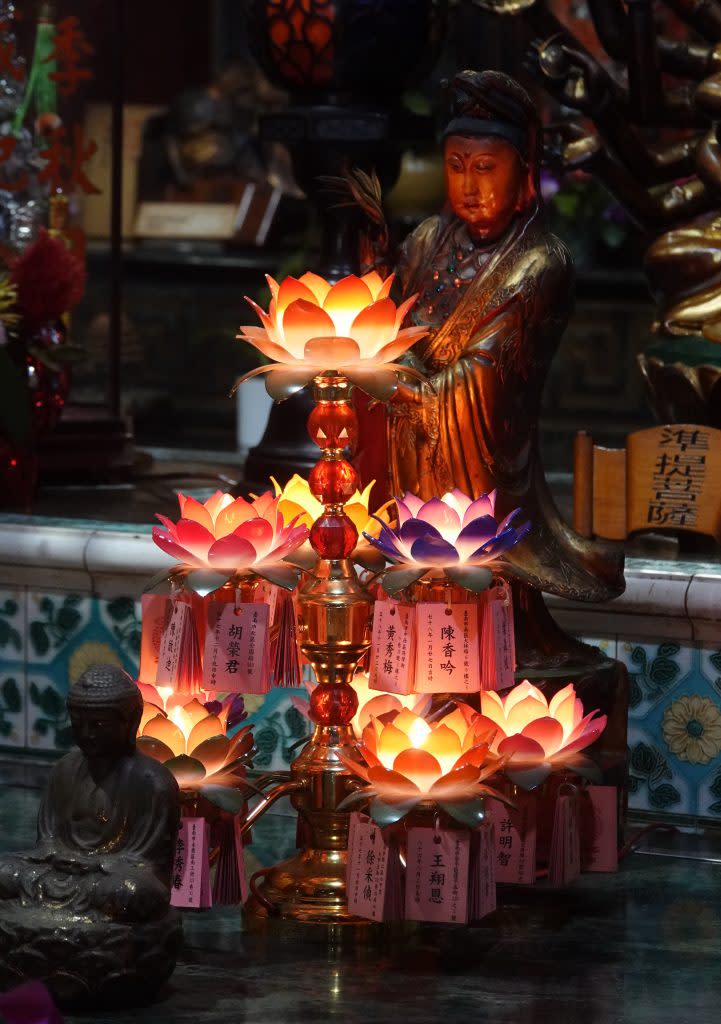 靠近觀音佛祖的蓮花燈是大觀音亭「一燈難求」的燈種，預約請早。（記者陳俊文攝）
