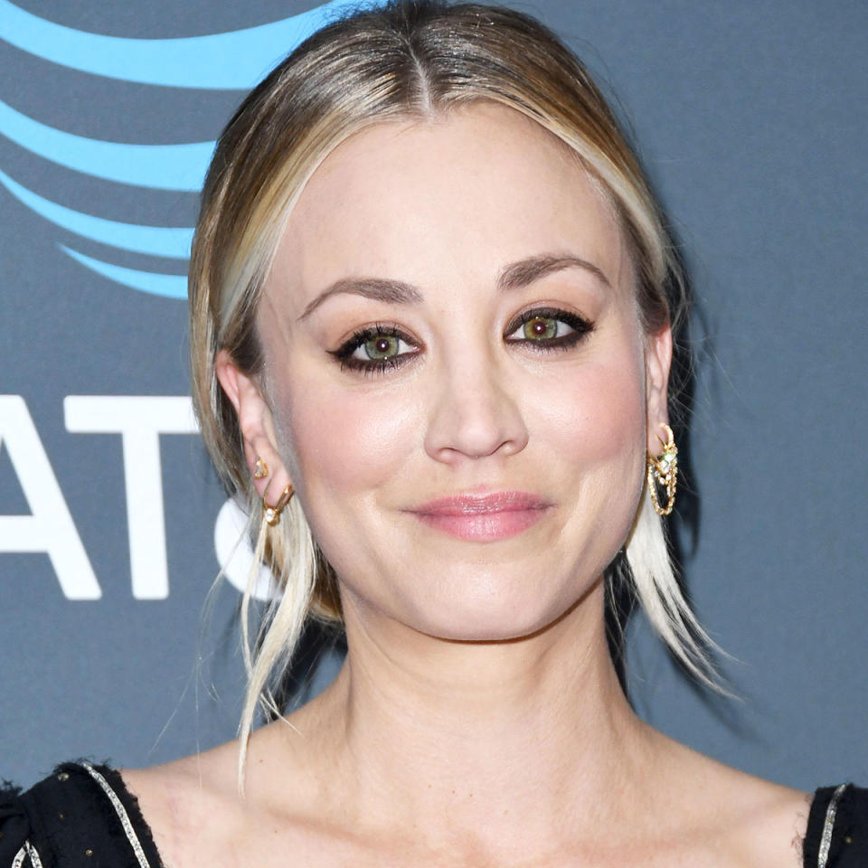 Fan sorpresi dalla nuova trasformazione dei capelli scuri di Kaley Cuoco: “Goddess”