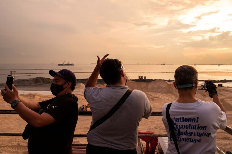 Philippine government transforms polluted coastline into artificial white sand beach