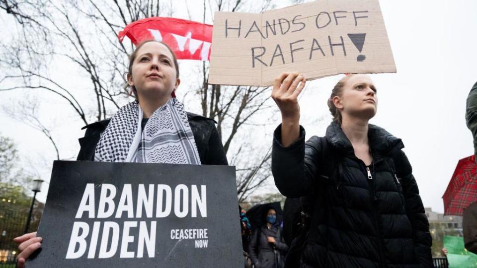 Manifestantes le piden a Biden un alto el fuego en Gaza.