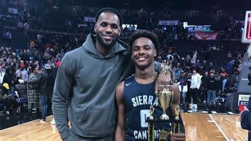 LeBron James與兒子Bronny James合影。（圖／翻攝自LeBron James IG）