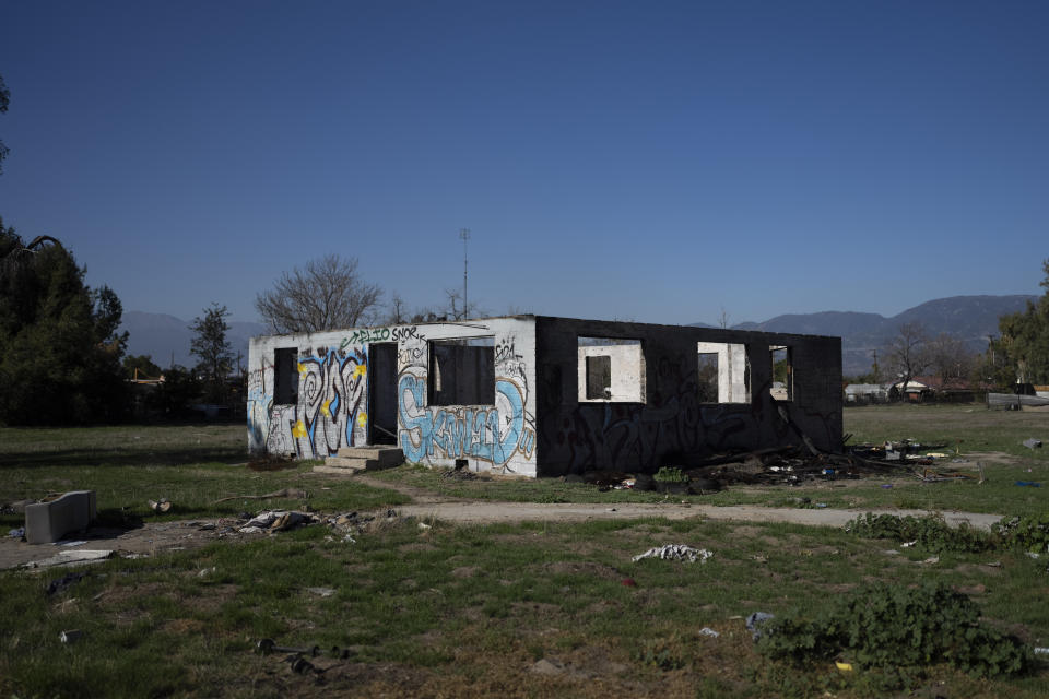 Una estructura con grafiti junto a un terreno a la venta en San Bernardino, California, el jueves 8 de diciembre de 2022. (AP Foto/Jae C. Hong)