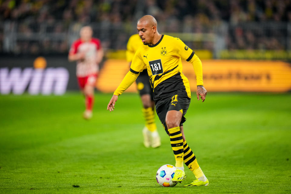 DORTMUND, GERMANY - FEBRUARY 09: Donyell Malen of Borussia Dortmund dribbles with the ball during the Bundesliga match between Borussia Dortmund and Sport-Club Freiburg at Signal Iduna Park on February 9, 2024 in Dortmund, Germany. (Photo by Rene Nijhuis/MB Media/Getty Images)