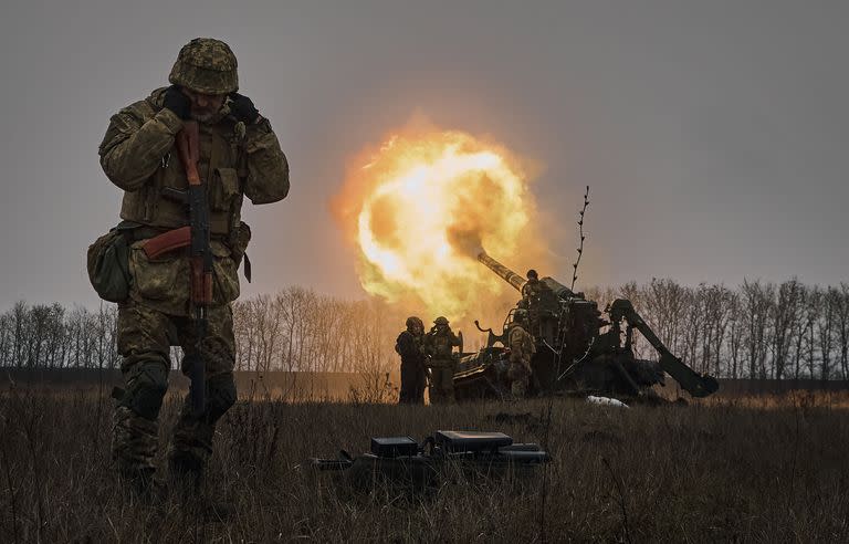 Soldados ucranianos disparan un sistema de artillería Pion contra posiciones rusas cerca de Bakhmut, en la región de Donetsk, Ucrania, el viernes 16 de diciembre de 2022.