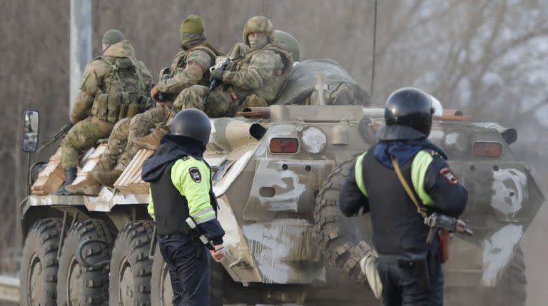 25/02/2022 Varios militares viajan en un vehículo blindado por una carretera cerca de la frontera entre Rusia y Ucrania en la región de Belgorod, Rusia. El 24 de febrero, el presidente ruso Vladimir Putin anunció una operación militar en Ucrania tras el reconocimiento de la independencia de las repúblicas separatistas de Donetsk y Luhansk.Imagen: 664882093, Licencia: Derechos gestionados, Restricciones: , Liberación del modelo: no, Línea de crédito: Anton Vergun / Sputnik / ContactoPhoto Licencia editorial válida sólo para España y 3 MESES a partir de la fecha de la imagen, luego elimínela de su archivo. Para uso no editorial y sin licencia, por favor, póngase en contacto con EUROPA PRESS. POLITICA Anton Vergun / Sputnik / ContactoPhoto