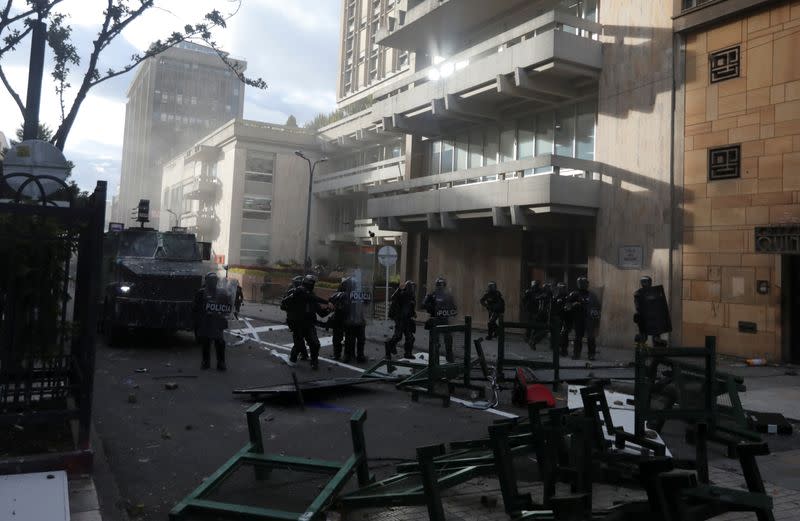 Agentes de la policía antidisturbios son vistos como manifestantes que participan en una protesta durante un paro nacional, en Bogotá, Colombia. 21 de septiembre de 2020.