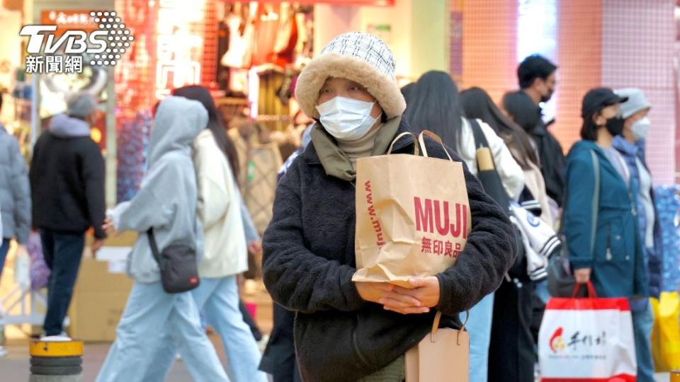 寒流全台有感，民眾頭戴毛帽。（圖／胡瑞麒攝）