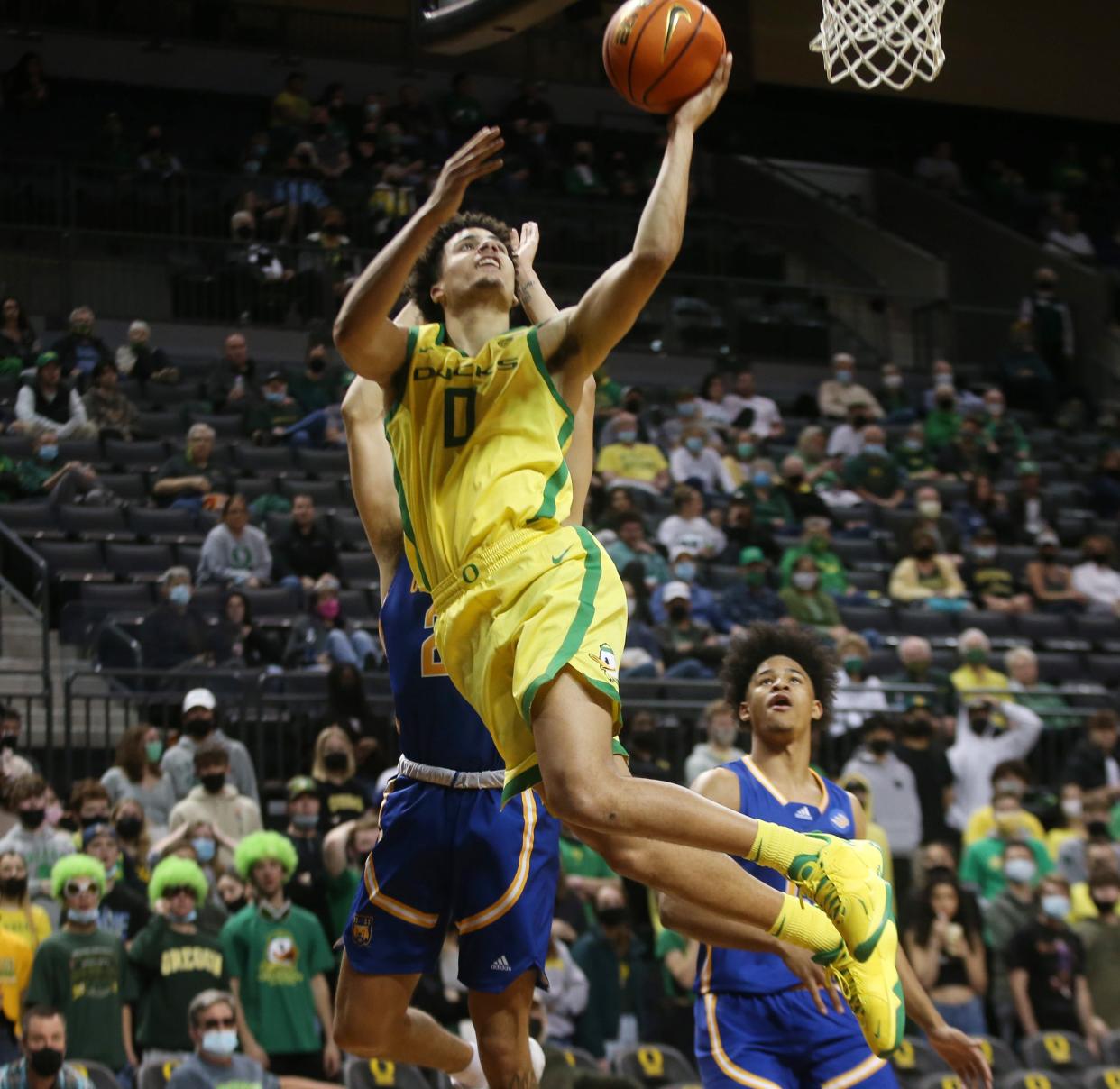 Oregon's Will Richardson, center, goes up for a shot against UC Riverside during the second half Wednesday Dec. 1, 2021.