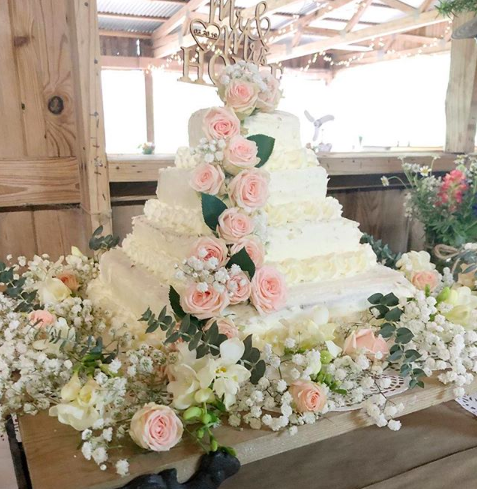 Calling all brides-to-be, look no further for the perfect purse-friendly cake [Photo: Instagram]