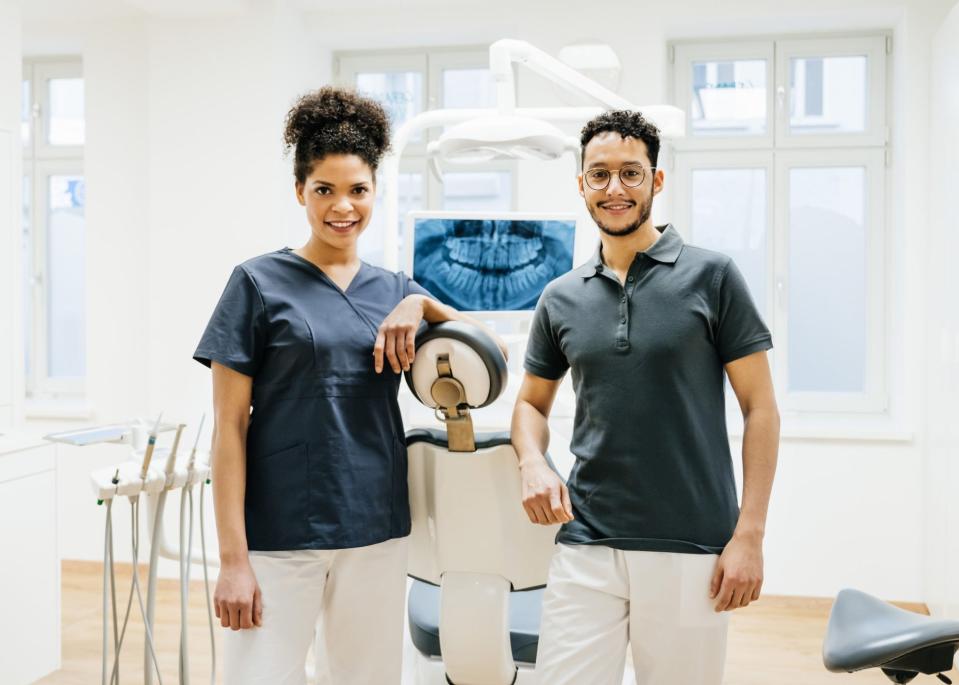 Krankenkassen übernehmen "ausschließlich medizinisch ausreichend, zweckmäßige und wirtschaftliche Leistungen" beim Zahnarzt, verrät die Techniker Krankenkasse (Symbolfoto). - Copyright: Getty Images I Tom Werner