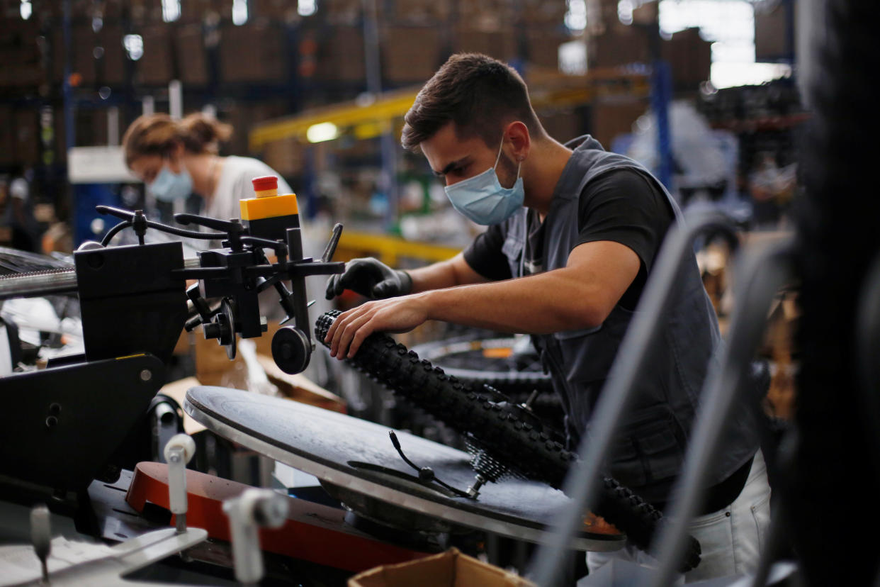 Fahrrad-Fabrik in Portugal: Die Initiative "#ZeroCovid" fordert ein Herunterfahren auch der Wirtschaft (Bild: Reuters/Pedro Nunes)