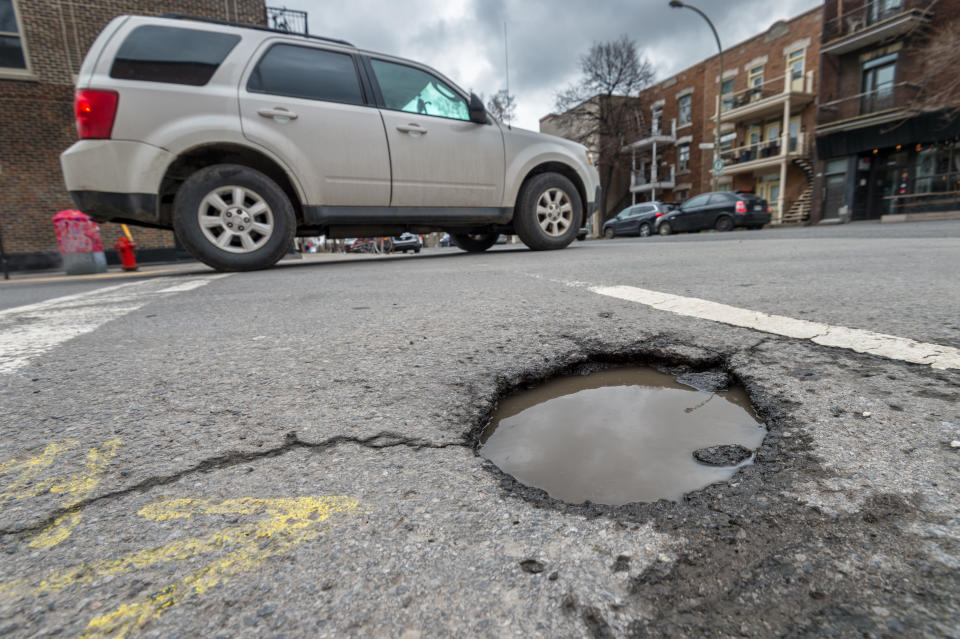 Schlaglöcher können zur echten Gefahr im Verkehr werden. Normalerweise ist es Aufgabe der Behörden, sie zu markieren und zu reparieren. (Symbolbild: Getty)