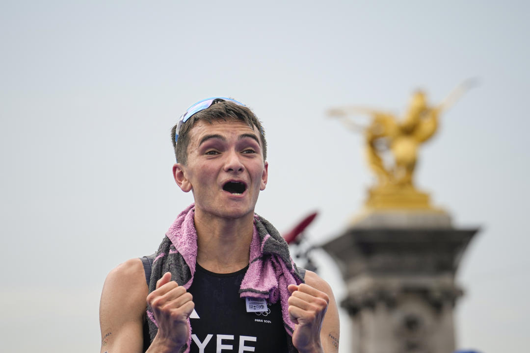 Alex Yee ganador del oro en triatlón másculino. (AP Photo/Vadim Ghirda)