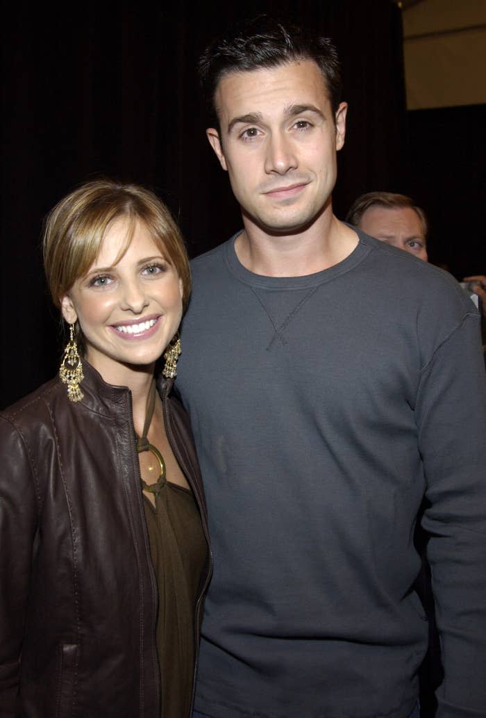 Closeup of Sarah Michelle Gellar and Freddie Prinze jr.