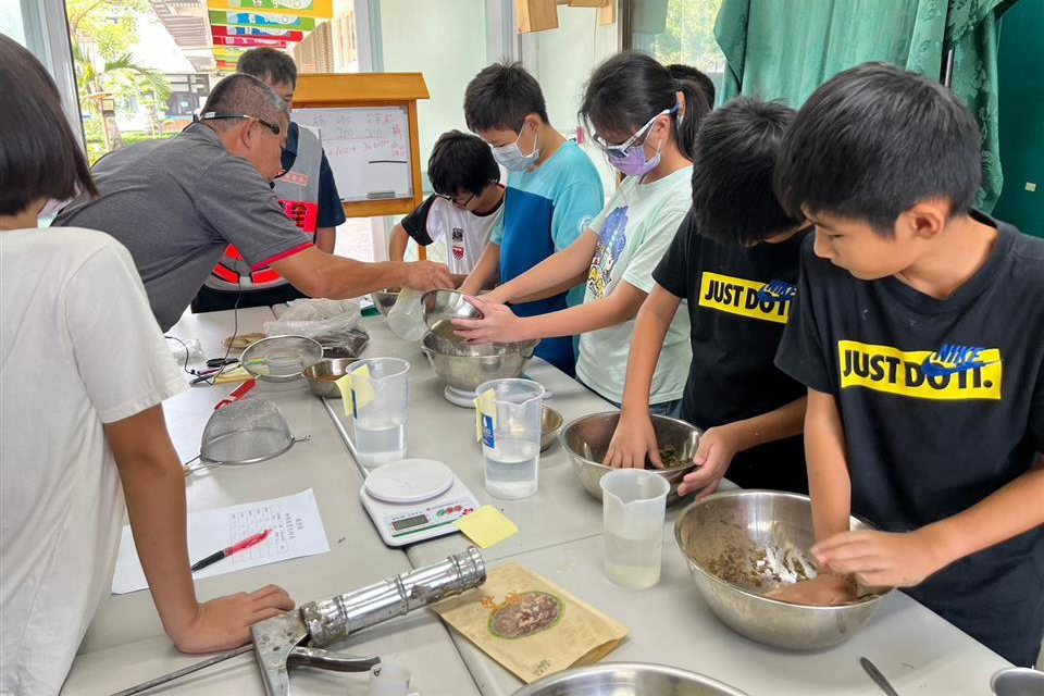 學生們手作咖啡渣（圖源：彰化縣政府）