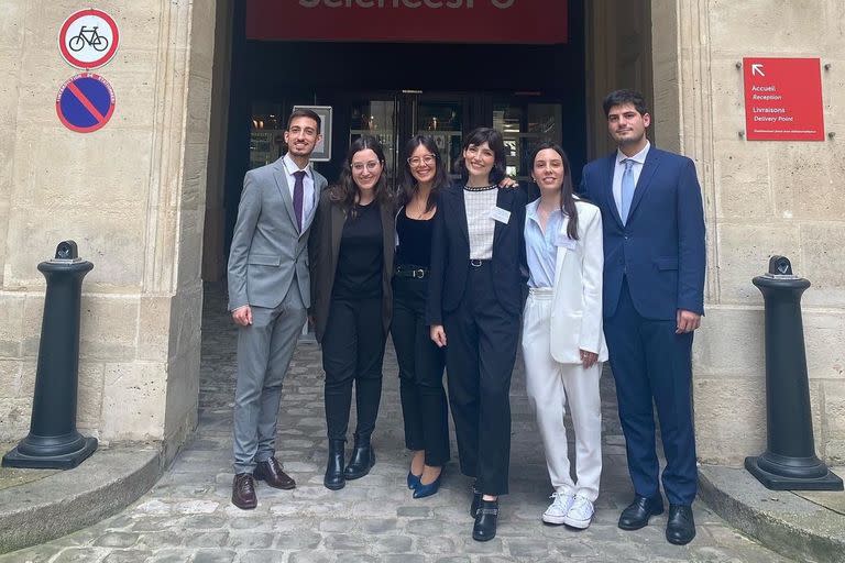 De izquierda a derecha: Ramiro Soules, Luana Taragan, María Azul Giménez Losano, Anabella Macarri, Josefina Pagani y Ramiro Cedarri, la delegación argentina en París