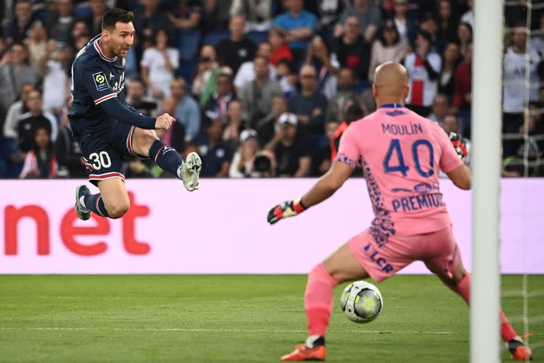 En su primera temporada en PSG Lionel Messi disputó 33 partidos y anotó 11 goles