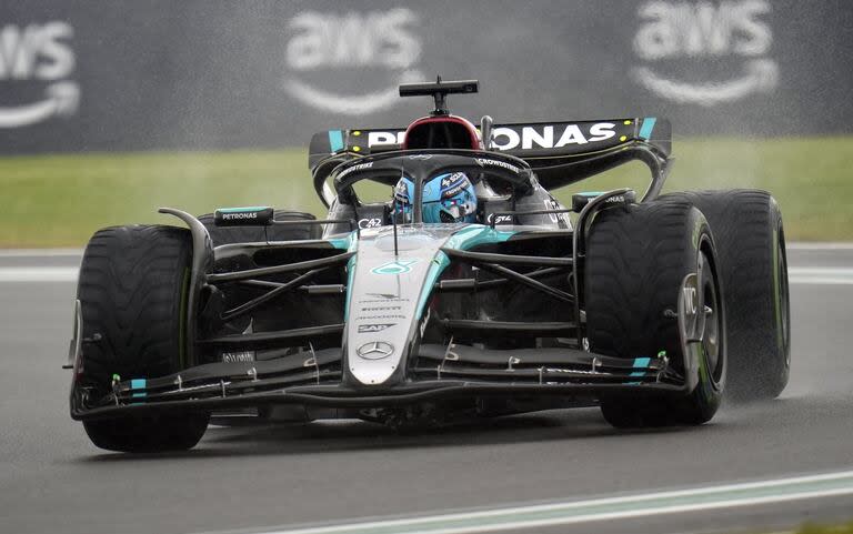 George Russell viene de ganar en Austria y partirá primero, tal vez bajo lluvia, en Silverstone, donde este domingo se celebrará la carrera del Gran Premio de Gran Bretaña; Mercedes tiene para la largada un 1-2 que completa Lewis Hamilton.