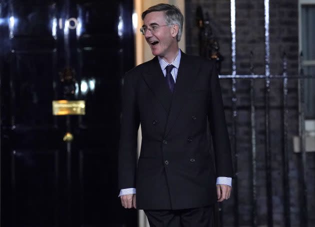 Der neu installierte Wirtschaftssekretär Jacob Rees-Mogg verlässt die Downing Street, nachdem er die neue Premierministerin Liz Truss getroffen hat.  (Foto: Kirsty O'Connor über PA Wire/PA Images)