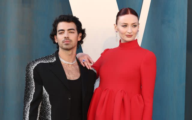 BEVERLY HILLS, CALIFORNIA – MARCH 27: (L-R) Joe Jonas and Sophie Turner attend the 2022 Vanity Fair Oscar Party hosted by Radhika Jones at Wallis Annenberg Center for the Performing Arts on March 27, 2022 in Beverly Hills, California. (Photo by Arturo Holmes/FilmMagic)