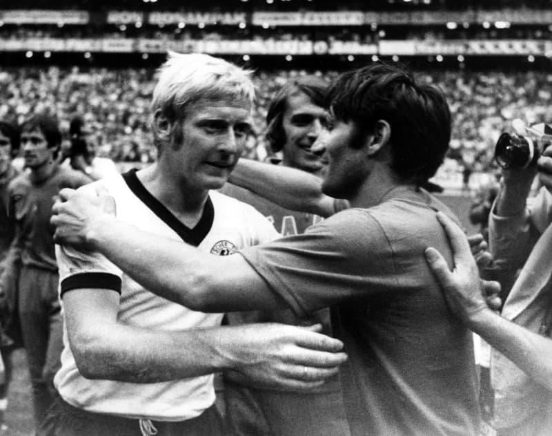 Italian defender Tarcisio Burgnich (R) consoles German defender Karl-Heinz Schnellinger (L) after the 4-3 defeat in the 1970 World Cup semi-final. dpa/dpa